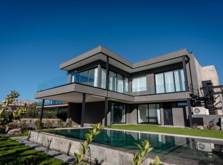 Casa · 320m² · 8 Ambientes · 2 Cocheras