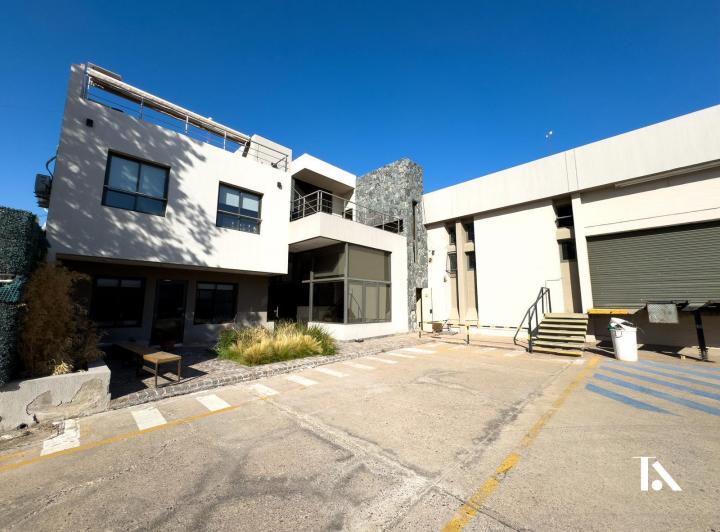 Bodega-Galpón · 1704m² · 8 Ambientes