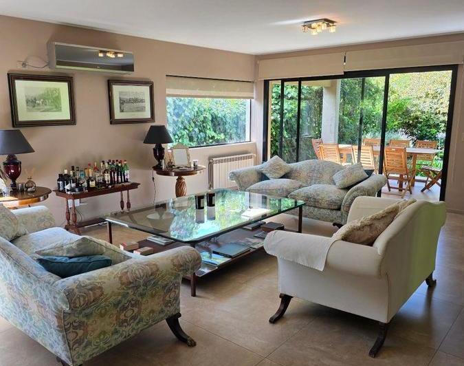 Casa · 331m² · 6 Ambientes · 2 Cocheras
