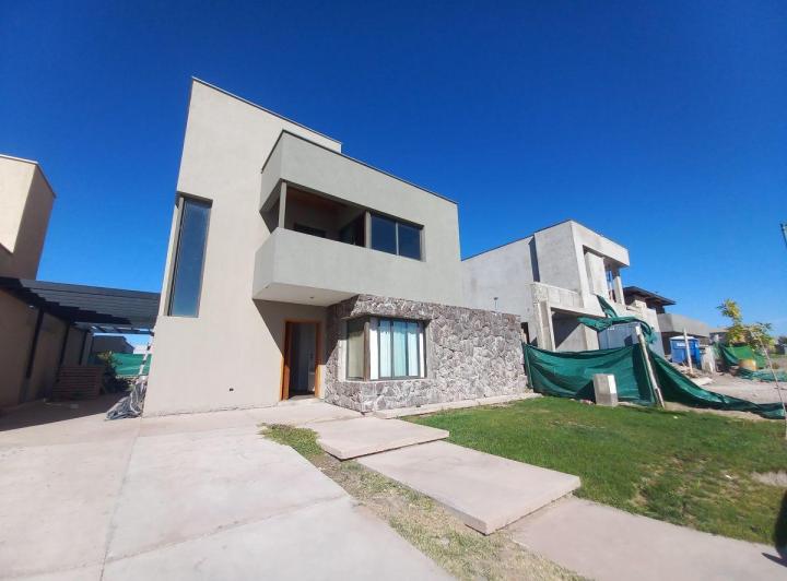 Casa · 174m² · 5 Ambientes · 2 Cocheras