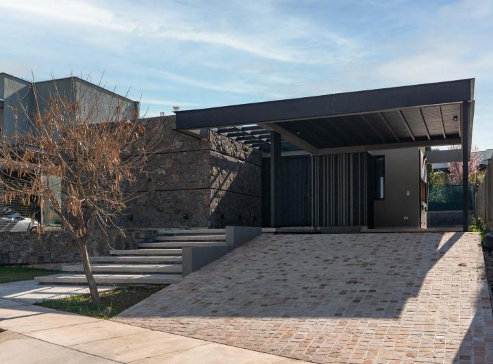 Casa · 260m² · 4 Ambientes · 3 Cocheras