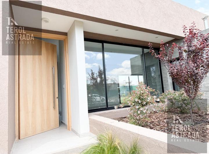 Casa · 200m² · 4 Ambientes · 2 Cocheras