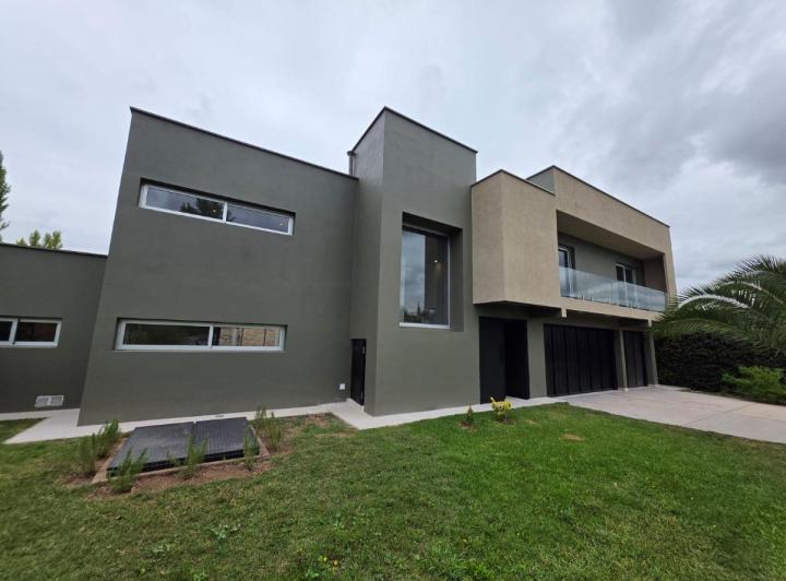 Casa · 510m² · 7 Ambientes · 3 Cocheras