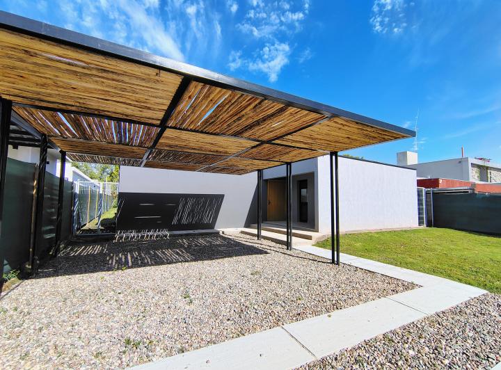 Casa · 330m² · 7 Ambientes · 2 Cocheras