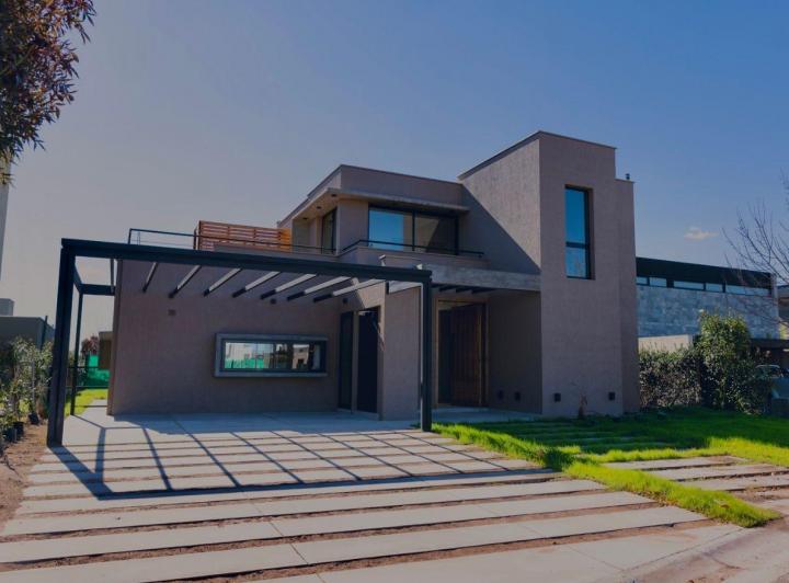 Casa · 250m² · 8 Ambientes · 2 Cocheras