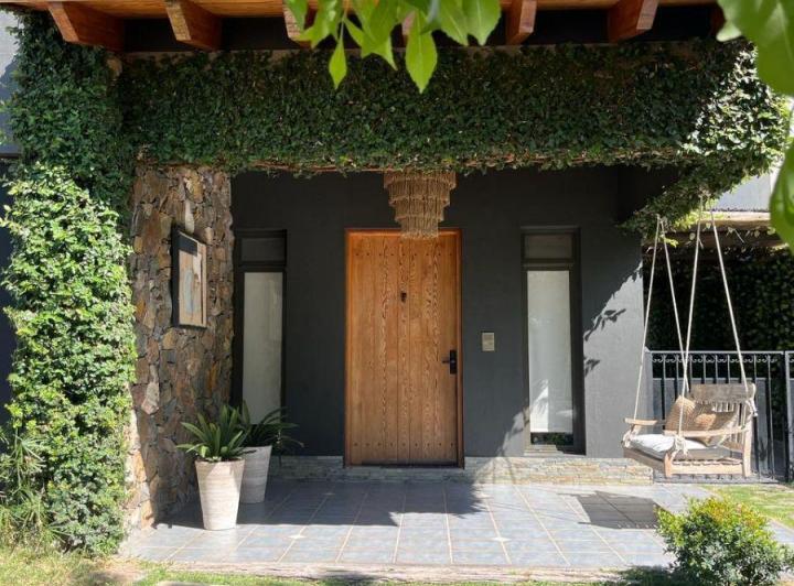 Casa · 300m² · 6 Ambientes · 2 Cocheras