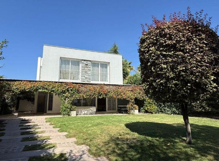 Casa · 200m² · 2 Ambientes · 2 Cocheras