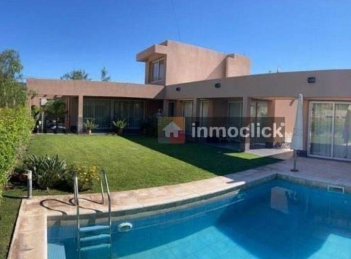 Casa · 350m² · 6 Ambientes · 1 Cochera