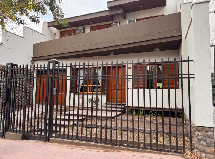Casa · 398m² · 10 Ambientes · 2 Cocheras