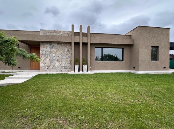 Casa · 225m² · 5 Ambientes · 2 Cocheras