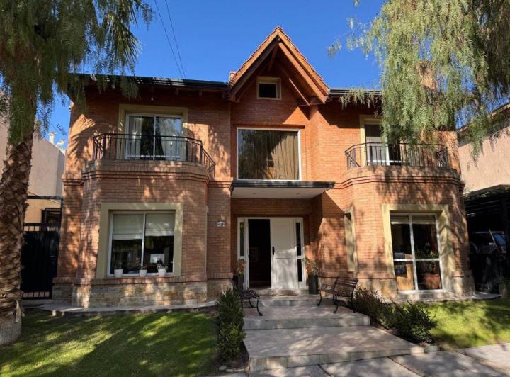 Casa · 290m² · 5 Ambientes · 4 Cocheras