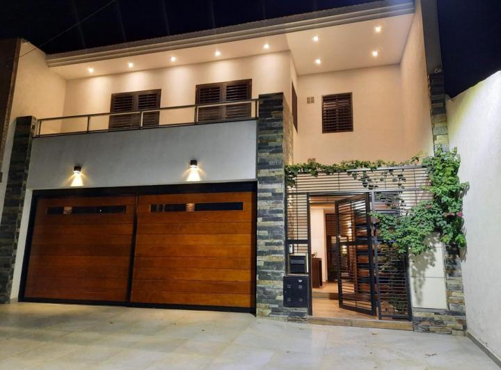 Casa · 400m² · 7 Ambientes · 2 Cocheras