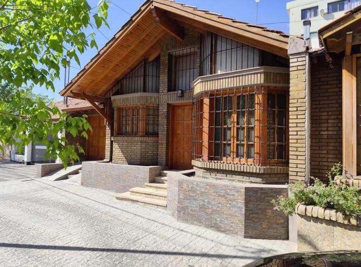 Casa · 160m² · 6 Ambientes · 2 Cocheras