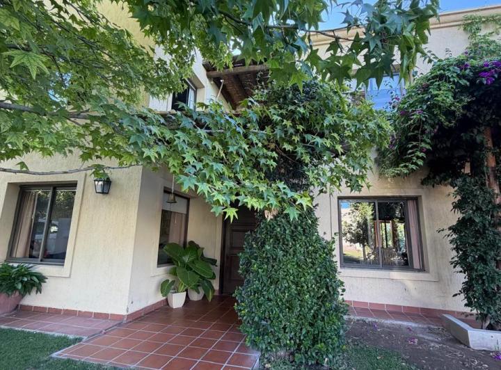 Casa · 310m² · 7 Ambientes · 2 Cocheras