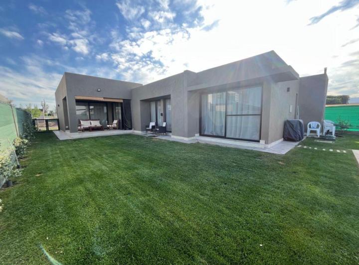 Casa · 220m² · 4 Ambientes · 1 Cochera