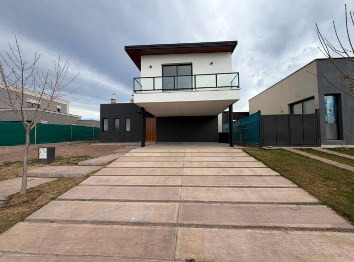 Casa · 240m² · 6 Ambientes · 2 Cocheras