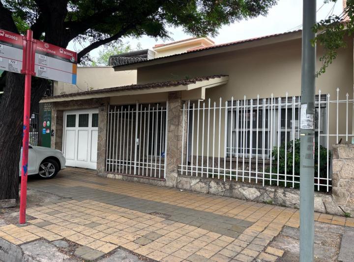 Casa · 214m² · 7 Ambientes · 1 Cochera