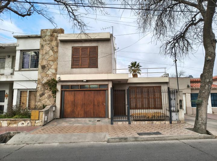 Casa · 185m² · 6 Ambientes · 2 Cocheras