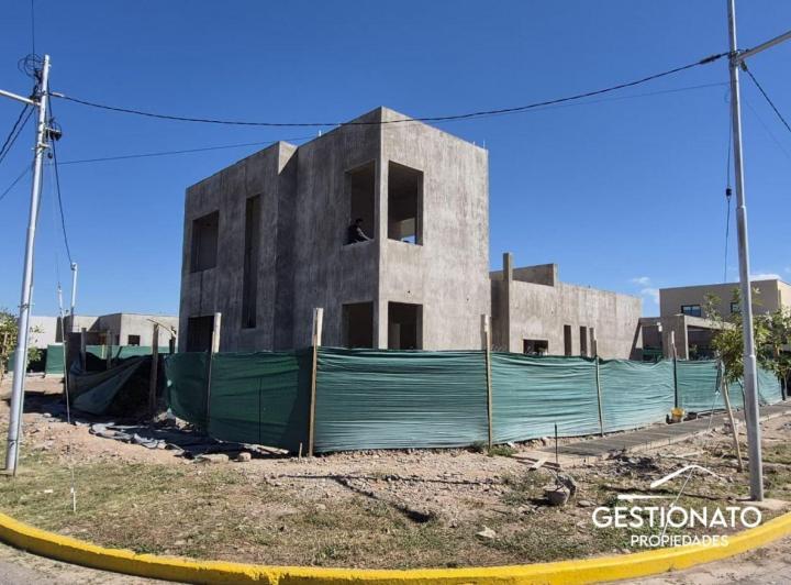 Casa · 230m² · 3 Ambientes · 2 Cocheras