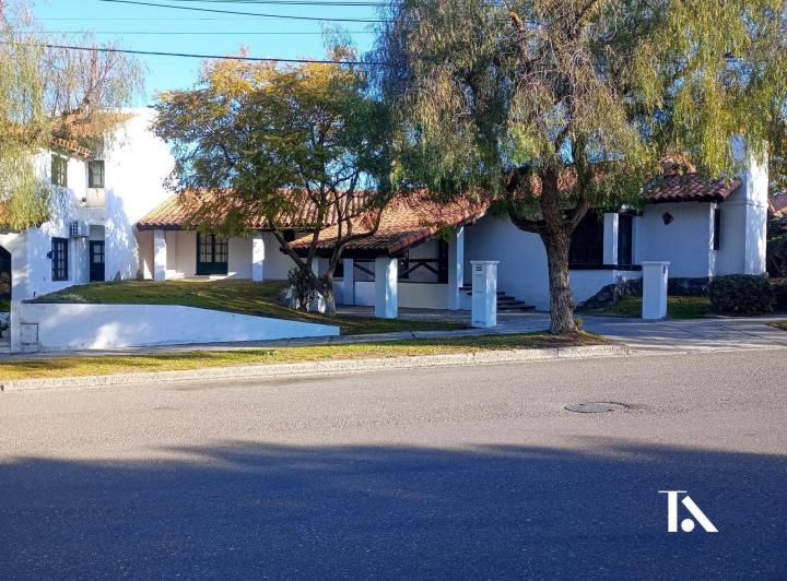 Casa · 600m² · 42 Ambientes · 1 Cochera