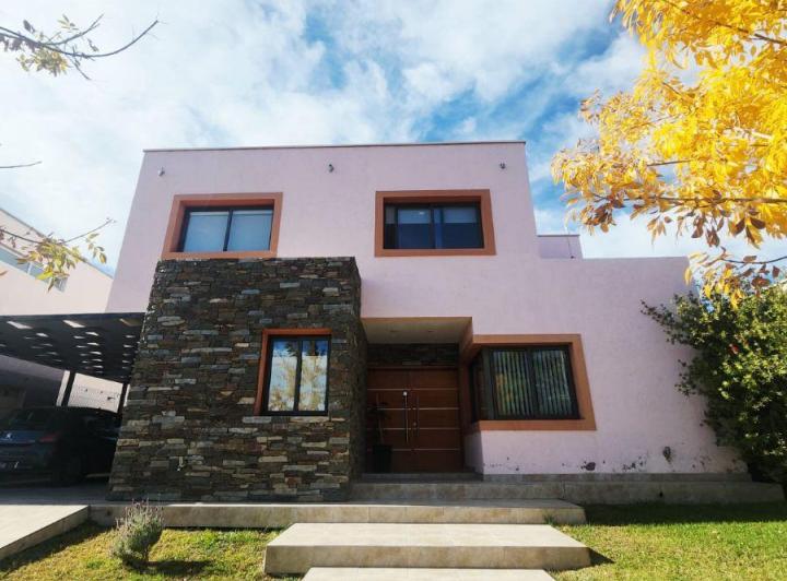 Casa · 180m² · 8 Ambientes · 2 Cocheras