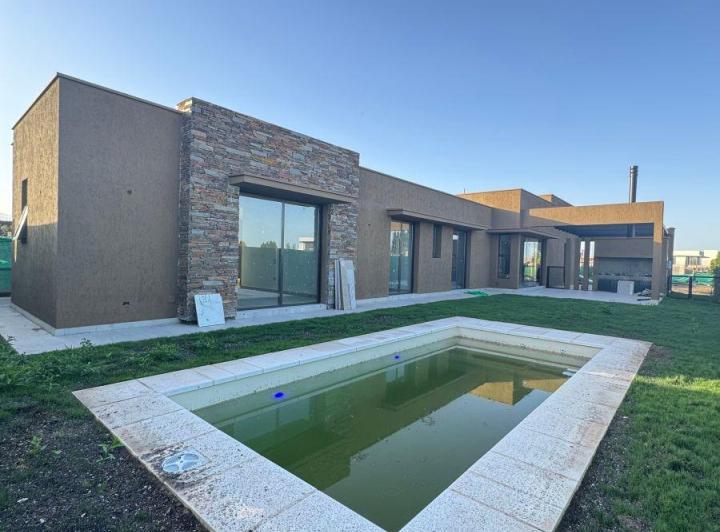 Casa · 210m² · 5 Ambientes · 2 Cocheras