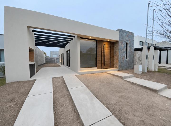 Casa · 105m² · 5 Ambientes · 2 Cocheras