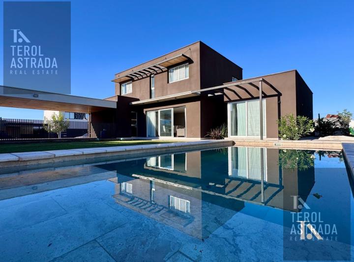 Casa · 300m² · 6 Ambientes · 3 Cocheras