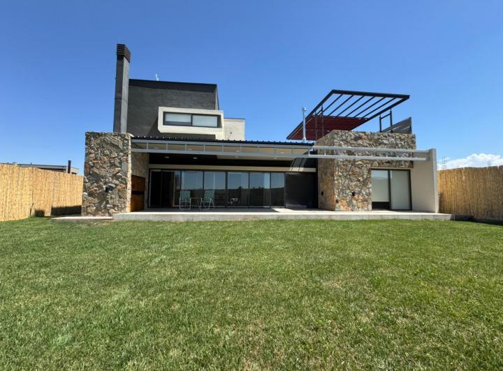 Casa · 260m² · 3 Dormitorios · 2 Cocheras