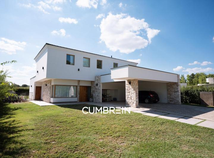 Casa · 310m² · 5 Ambientes · 2 Cocheras
