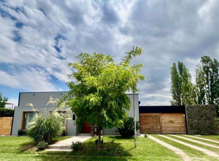 Casa · 900m² · 4 Ambientes · 2 Cocheras