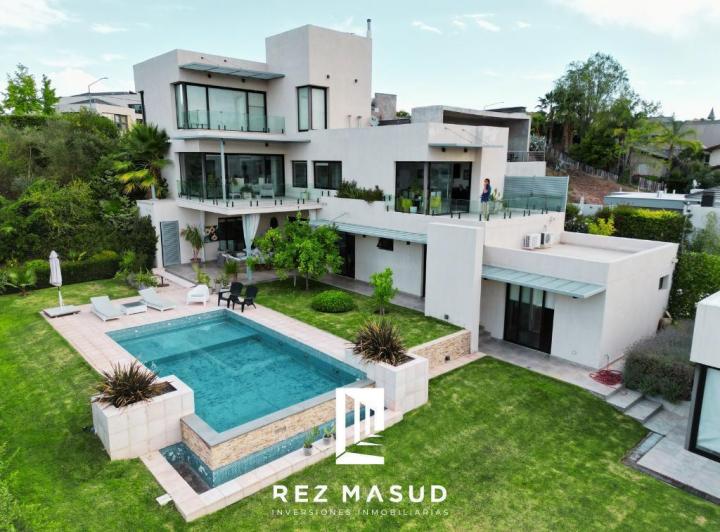 Casa · 718m² · 10 Ambientes · 3 Cocheras