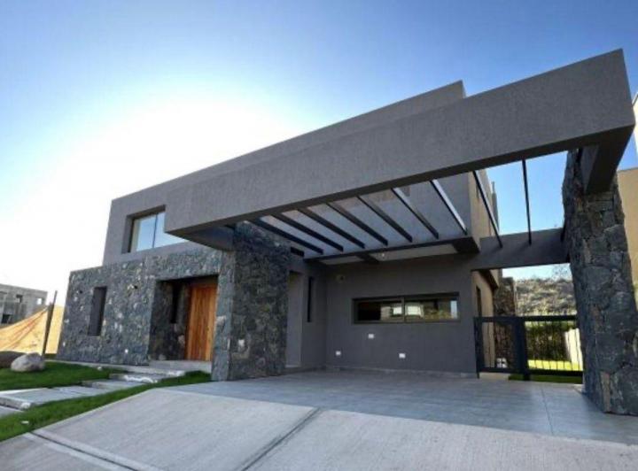 Casa · 307m² · 9 Ambientes · 2 Cocheras