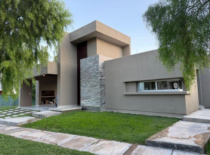 Casa · 190m² · 5 Ambientes · 2 Cocheras
