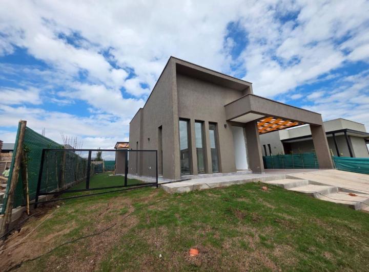 Casa · 240m² · 6 Ambientes · 2 Cocheras
