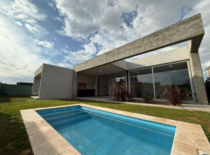 Casa · 225m² · 4 Ambientes · 2 Cocheras