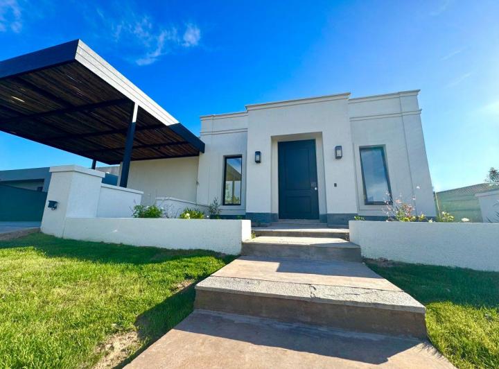 Casa · 240m² · 5 Ambientes · 2 Cocheras
