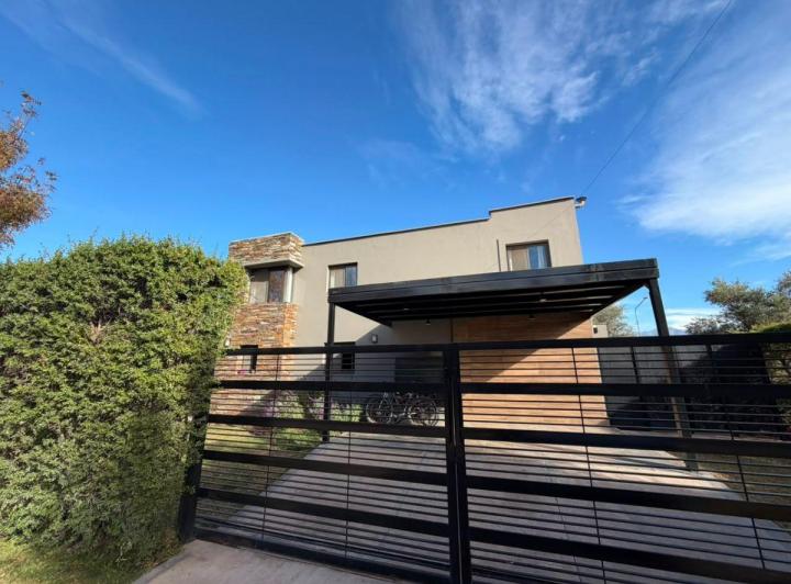 Casa · 200m² · 7 Ambientes · 2 Cocheras