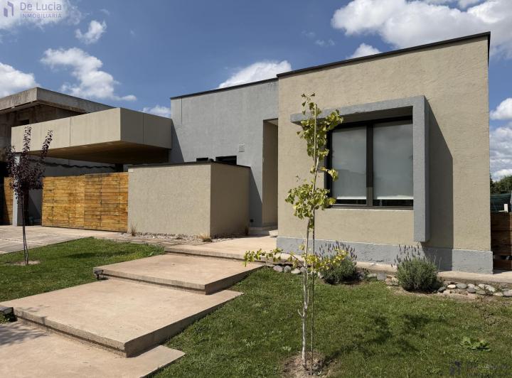 Casa · 160m² · 4 Ambientes · 2 Cocheras