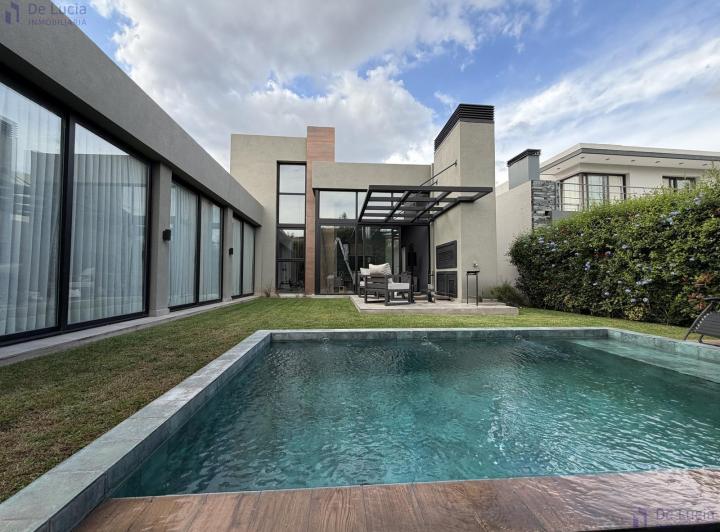 Casa · 216m² · 5 Ambientes · 2 Cocheras