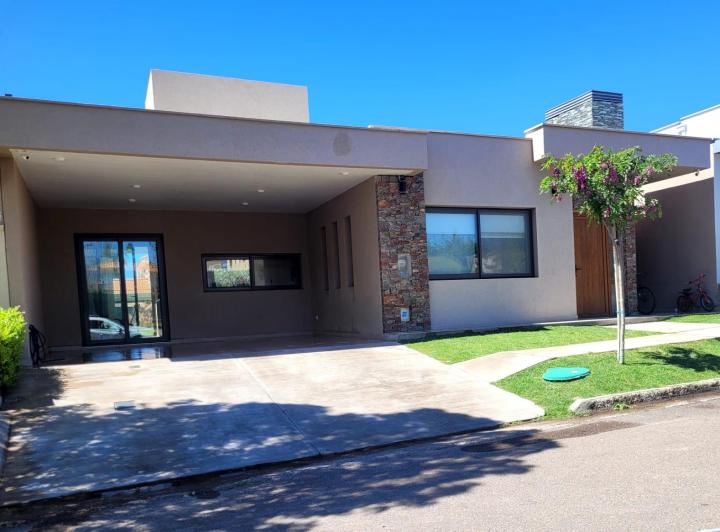 Casa · 290m² · 8 Ambientes · 2 Cocheras