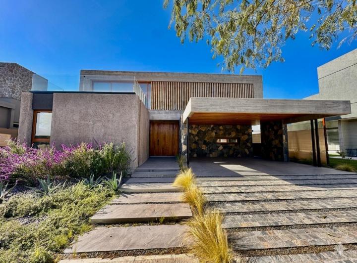Casa · 360m² · 5 Ambientes · 2 Cocheras