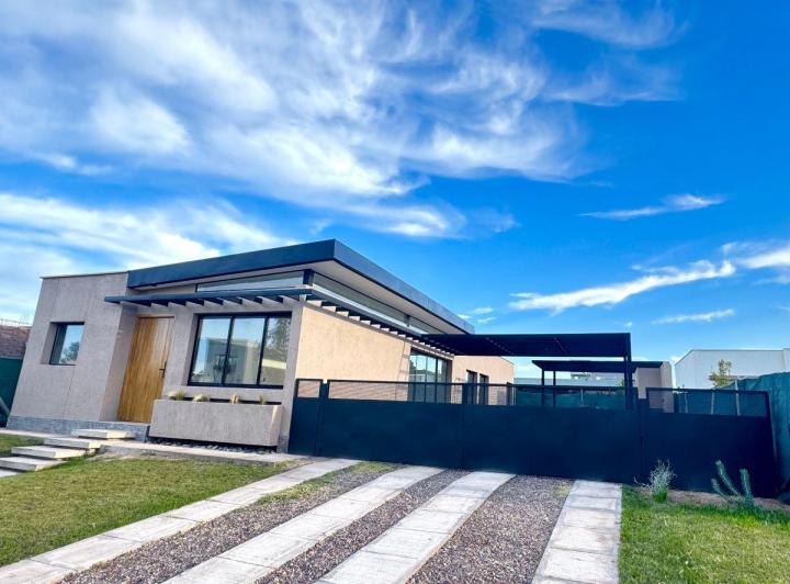 Casa · 218m² · 5 Ambientes · 2 Cocheras