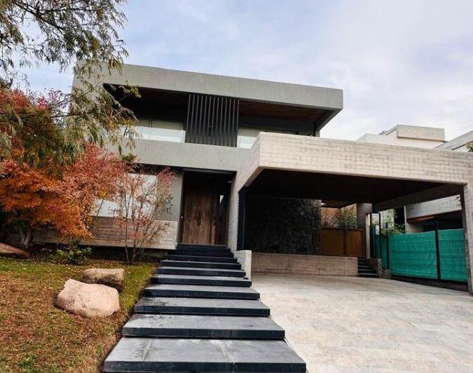 Casa · 440m² · 7 Ambientes · 2 Cocheras