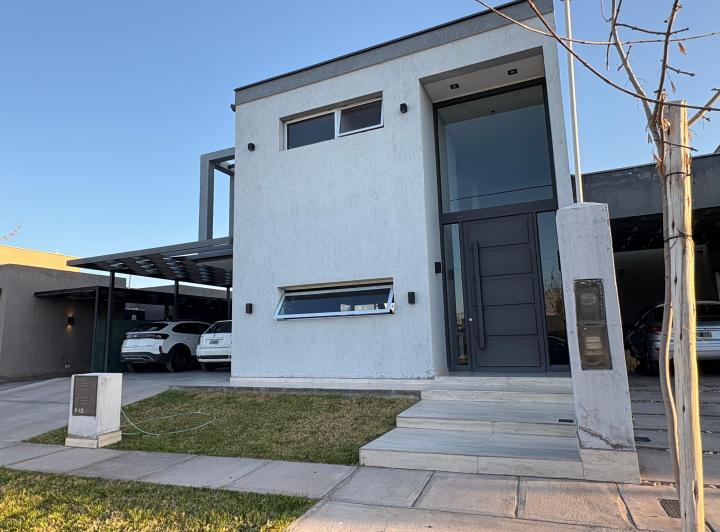 Casa · 260m² · 7 Ambientes · 2 Cocheras
