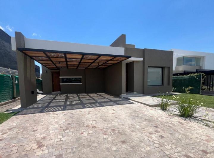 Casa · 260m² · 6 Ambientes · 2 Cocheras