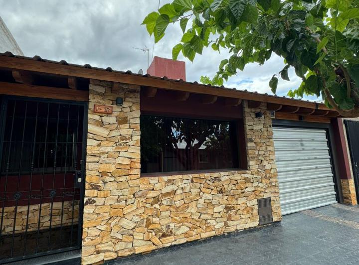 Casa · 160m² · 6 Ambientes · 2 Cocheras