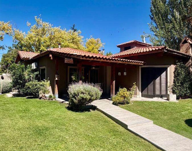 Casa · 300m² · 8 Ambientes · 3 Cocheras