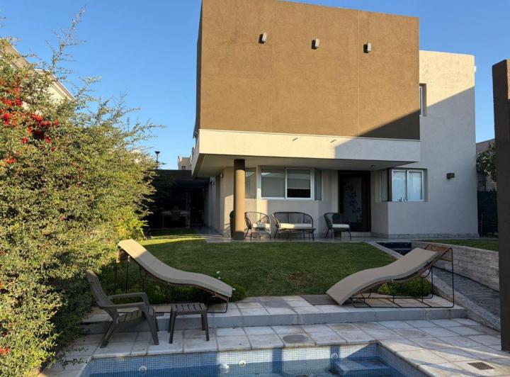 Casa · 197m² · 10 Ambientes · 1 Cochera