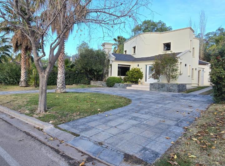 Casa · 335m² · 5 Ambientes · 2 Cocheras